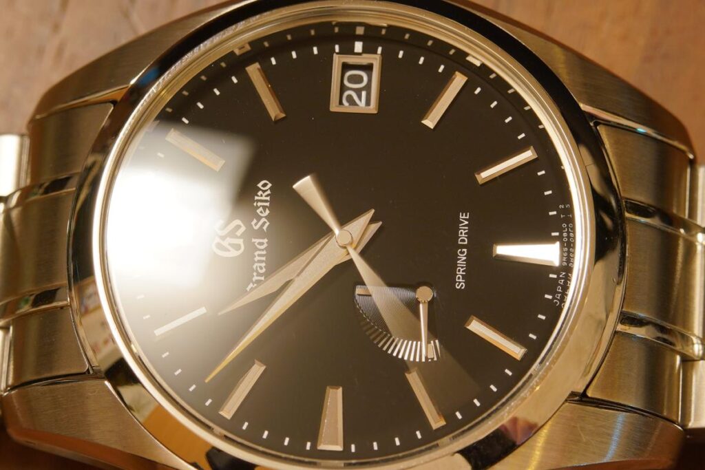 グランドセイコー SBGA203の文字盤を斜めから捉えた写真。音もなく滑らかに滑るスイープ運針の様子と、光を反射するインデックスの質感。