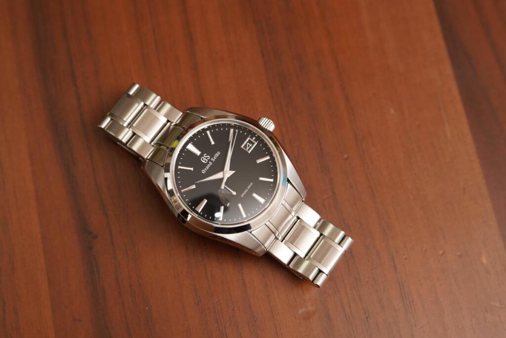 グランドセイコー SBGA203の全体像。ステンレススチールのブレスレット、ケース、そして深い黒文字盤が調和した、実用時計の完成形。