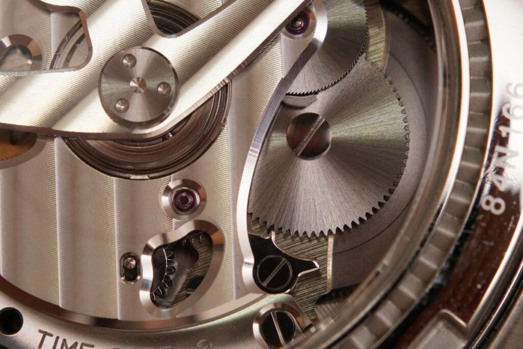 グランドセイコー SBGA203の裏蓋から見える9R65ムーブメントのアップ。テンプのような振動が発生せず、高寿命に寄与する合理的な設計。