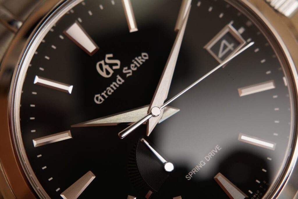 グランドセイコー SBGA203の深い黒文字盤。多面カットされた針とインデックス、左下のパワーリザーブ表示が、高い視認性と機能美を両立している。