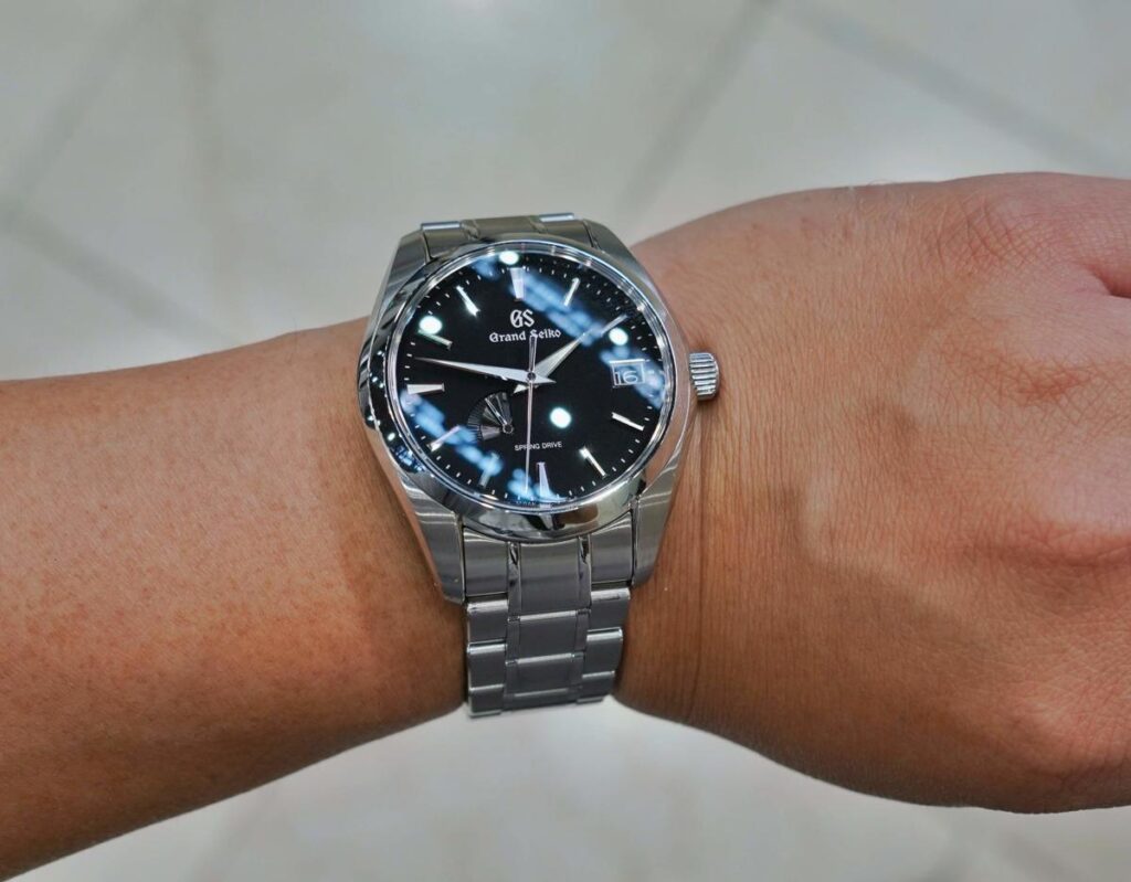 グランドセイコー SBGA203の真正面からのカット。深く吸い込まれるような黒い文字盤の上に、時を刻む針とインデックスが完璧なバランスで配置されている。