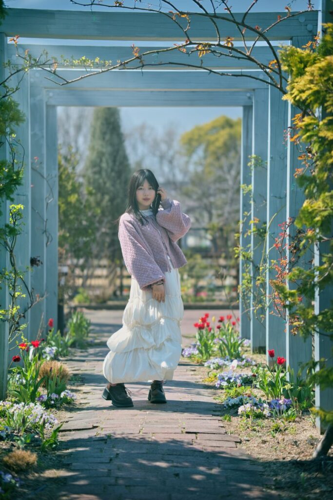 luminar-solar-3.jpgと同じ構図で、Luminar Neoの「太陽光線」を適用した画像。山脈からドラマチックな太陽光線が放射状に降り注ぎ、空全体が暖かく情緒的な夕景へと再構成されている。