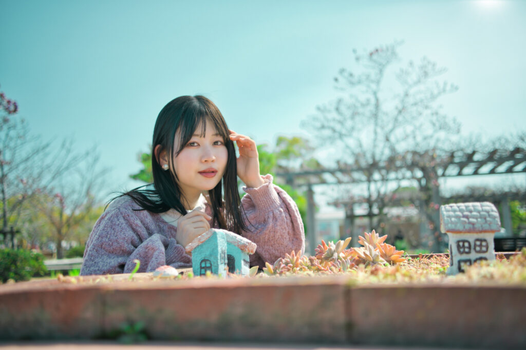 多肉植物のグリーンと、メルヘンな小さな家に囲まれ、遊ぶぬぬさん。