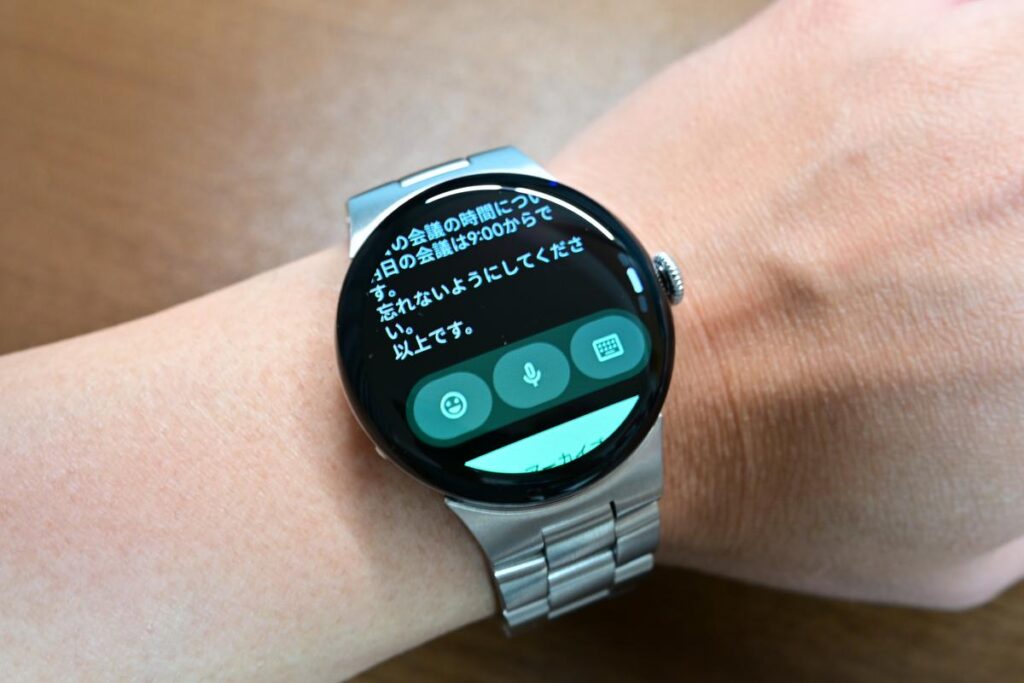 手首をクルッと捻る動作で、Watch 4に届いたメッセージをスクロールしている様子