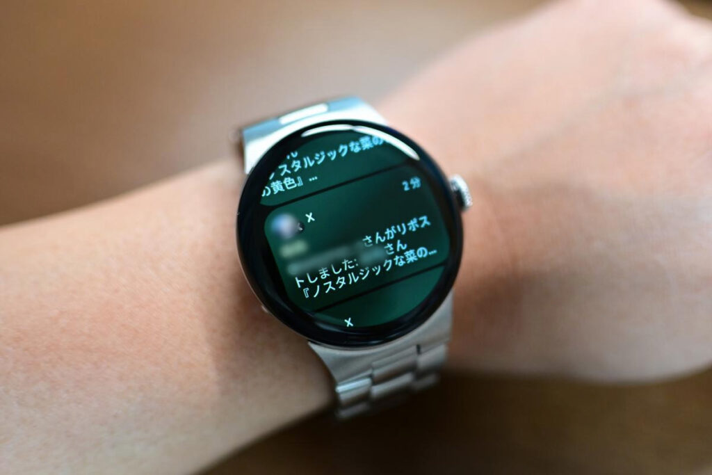 Pixel Watch 4に届いたX（旧Twitter）の通知。プライバシー保護のため、アイコンと名前、本文の一部にぼかし加工が施されている