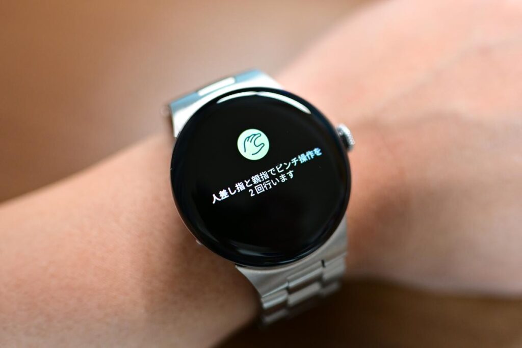 左手の親指と人差し指をトントンと2回合わせる「ダブルピンチ」ジェスチャーの様子