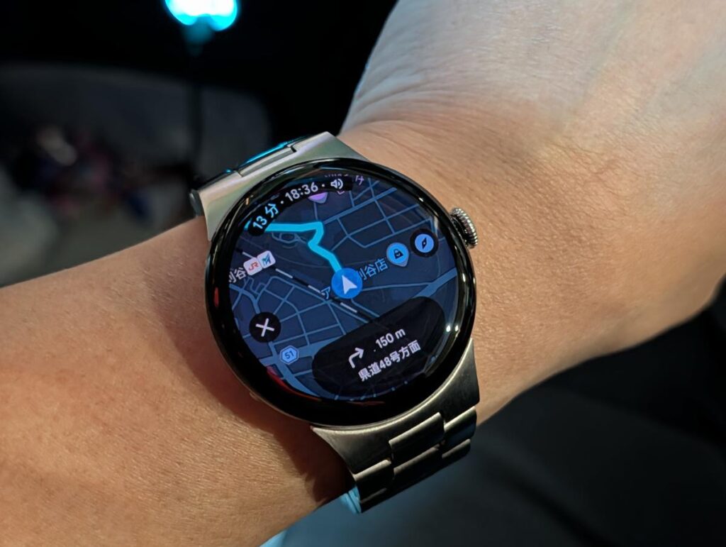 Pixel Watch 4のGoogleマップ画面。詳細な地図と到着予定時刻が表示されている