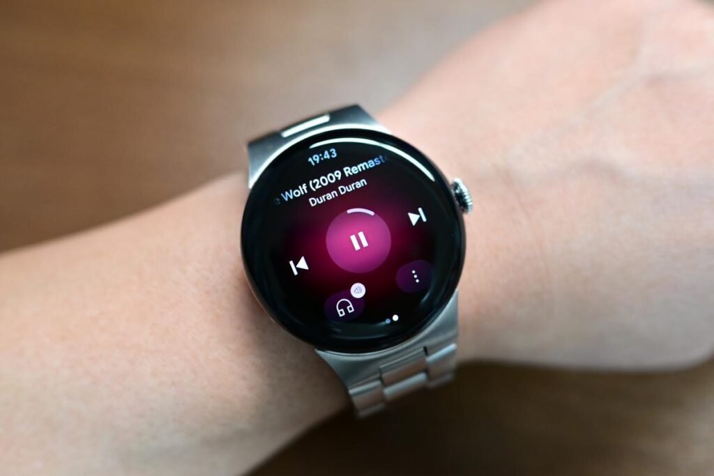 YouTube Music再生中のPixel Watch 4画面。次の曲へのスキップボタンが表示されている