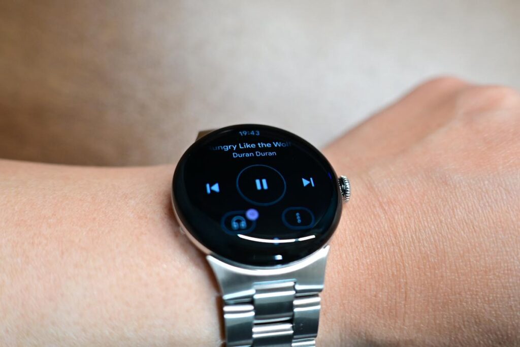 YouTube Music再生中のPixel Watch 4画面。次の曲へのスキップボタンが表示されている