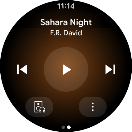 Pixel Watch 4でYouTube Musicの再生画面（プレイリスト）を操作している様子