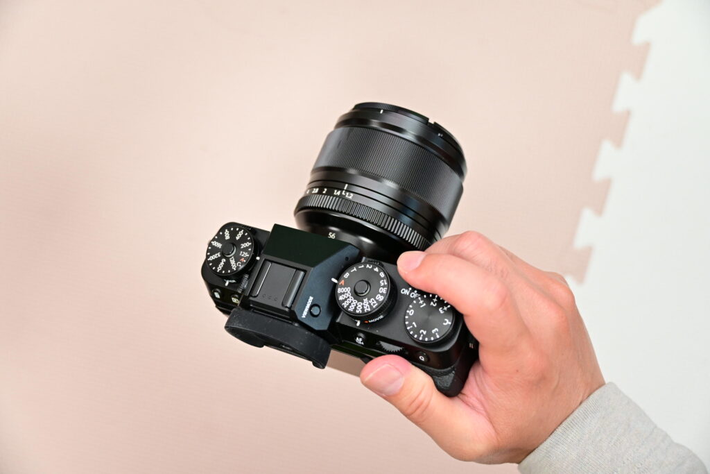 FUJIFILM X-T5を手に持った写真。