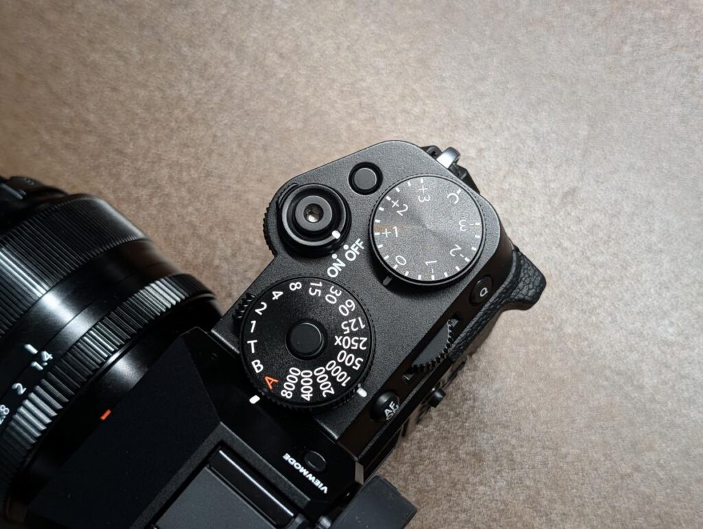 FUJIFILM X-T5の右肩部分。シャッタースピードダイヤルと露出補正ダイヤルが並び、現在の設定値がひと目で確認できる物理操作部。