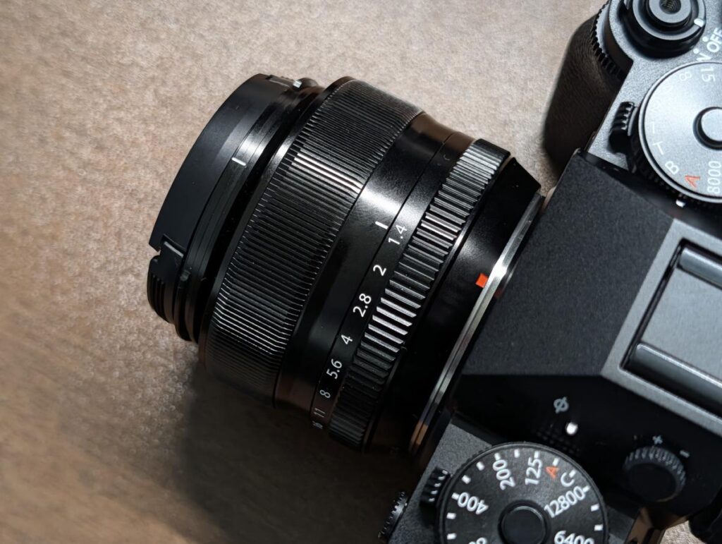 Xマウントレンズの絞りリング。F1.4からF16までの数値刻印と、オートを意味する「A」ポジションが配置された鏡筒部分。