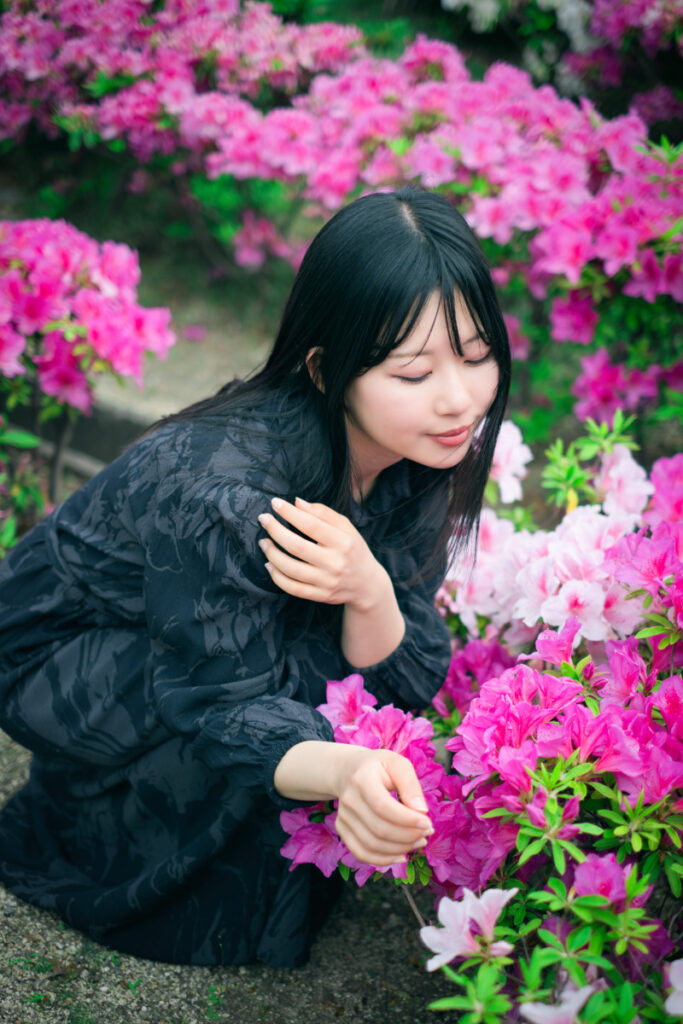 XF35mmF1.4 RのF1.4開放による、ツツジの花が不自然な硬さなく溶け込むようにボケた、ボケの質感が伝わるポートレート。