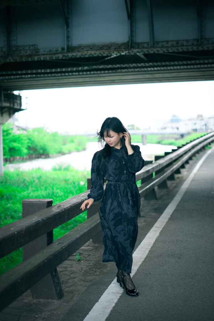 清州城周辺の川沿いで、XF35mmF1.4 Rによって背景の情景が滑らかにボケ、被写体のぬぬさんが際立つポートレート。