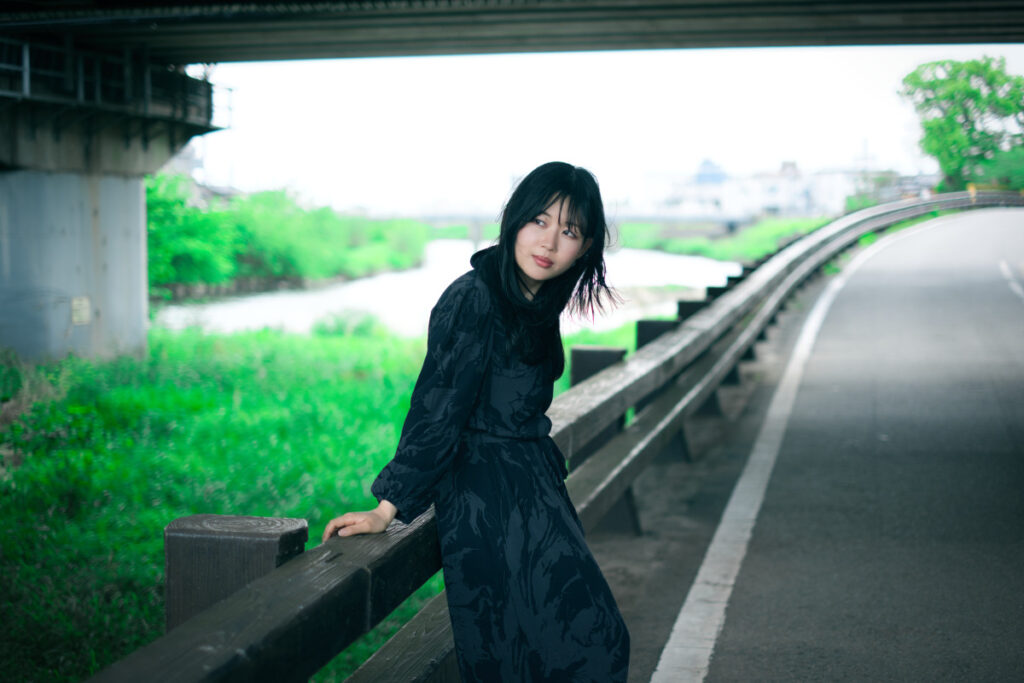 清州城周辺の川沿いで、XF35mmF1.4 Rによって背景の情景が滑らかにボケ、被写体のぬぬさんが際立つポートレート。