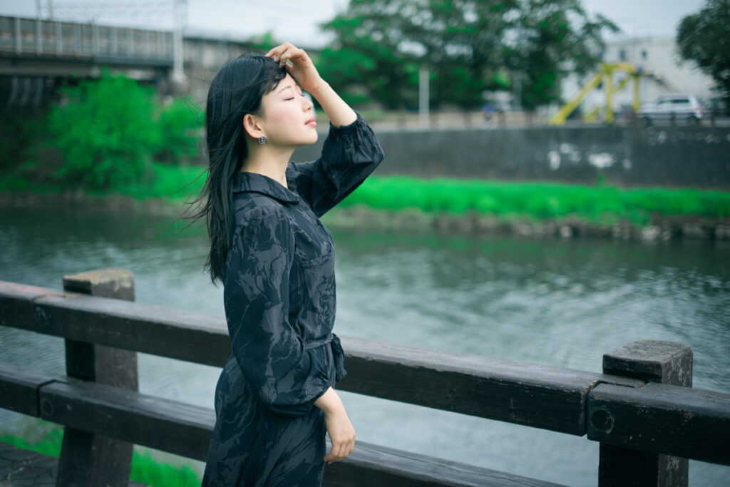 清州城周辺の川沿いで、XF35mmF1.4 Rによって背景の情景が滑らかにボケ、被写体のぬぬさんが際立つポートレート。