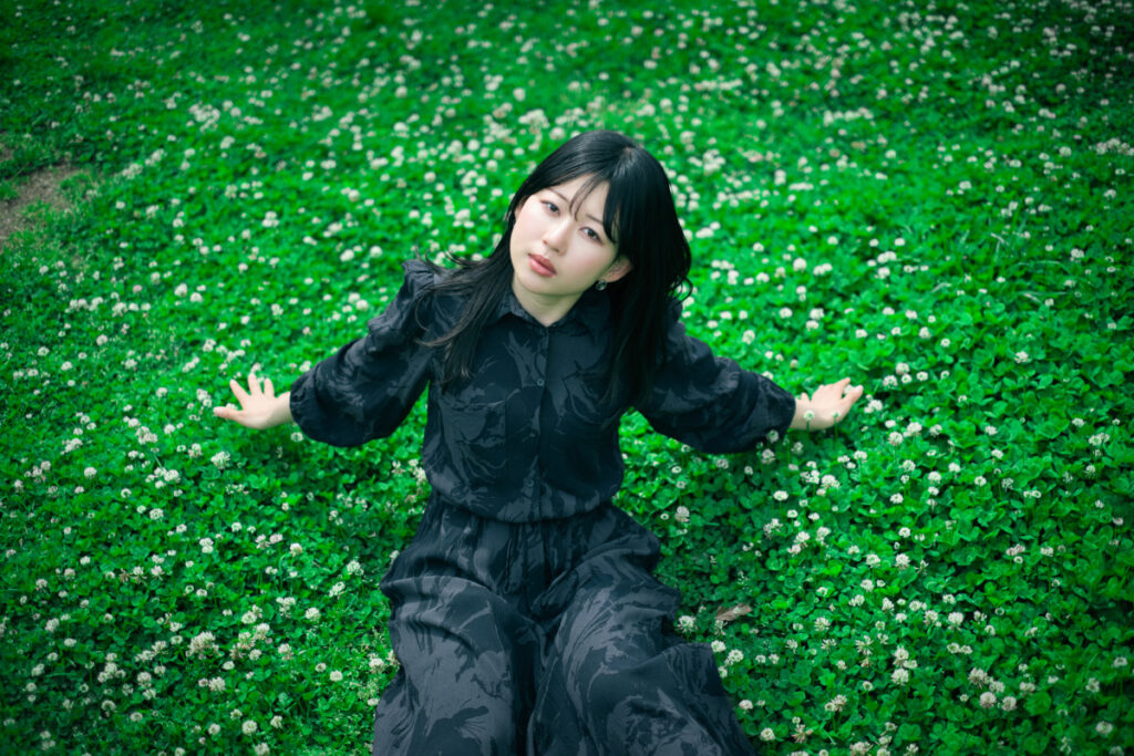 白詰め草と撮るポートレート。XF35mmF1.4 Rによって特徴あるボケみの写真となった。
