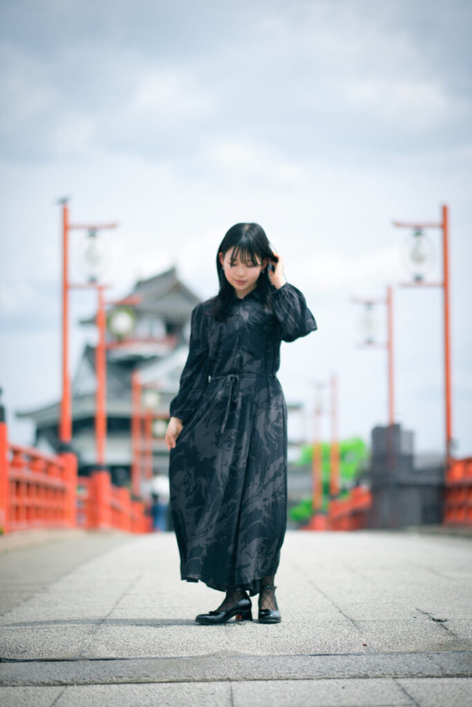 XF56mmF1.2 Rの開放F1.2が生み出す、赤い欄干が滑らかに溶け込み、被写体のぬぬさんが空間から浮き上がるようなボケ味のポートレート。