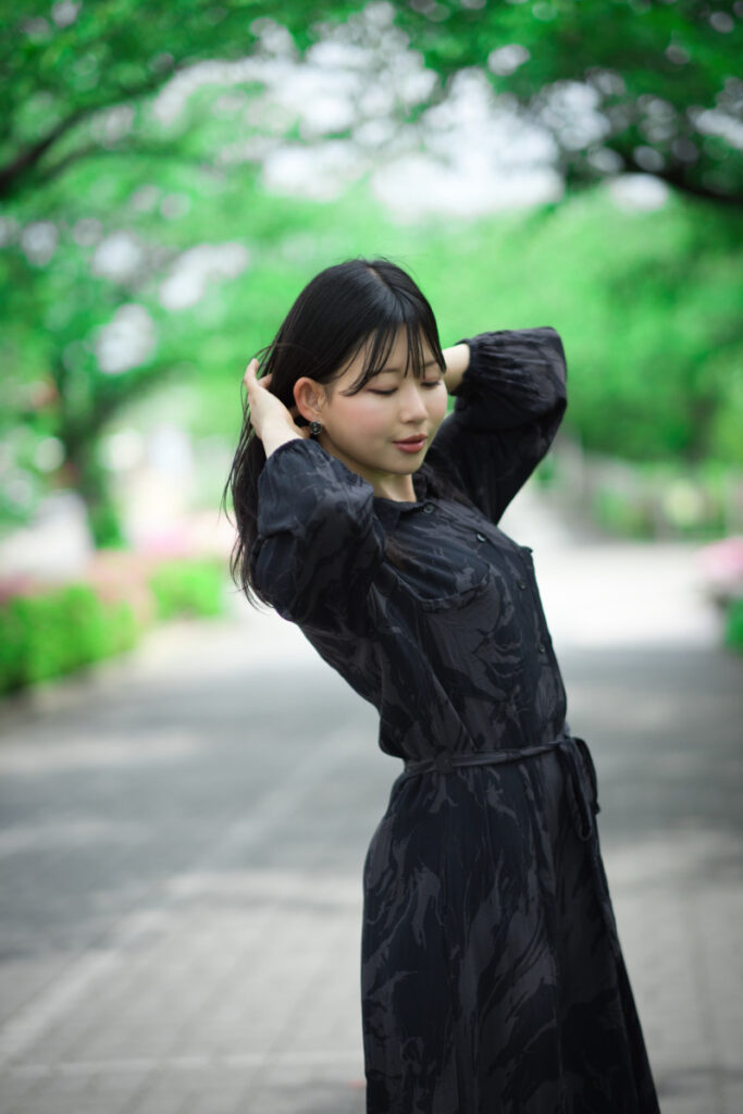 フジノンレンズ XF56mmF1.2 Rの開放描写により、背景の緑が優しく溶け、ぬぬさんの表情を優しく包み込むような一枚。