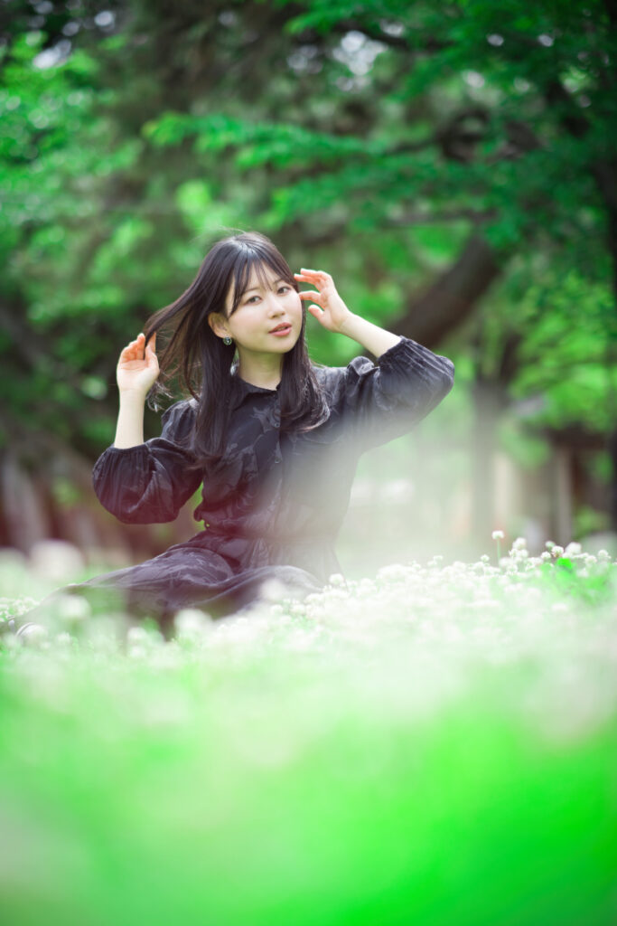 XF56mmF1.2 R特有のオールドレンズを彷彿とさせる描写で、街角の風景とぬぬさんを情緒的に写したカット。