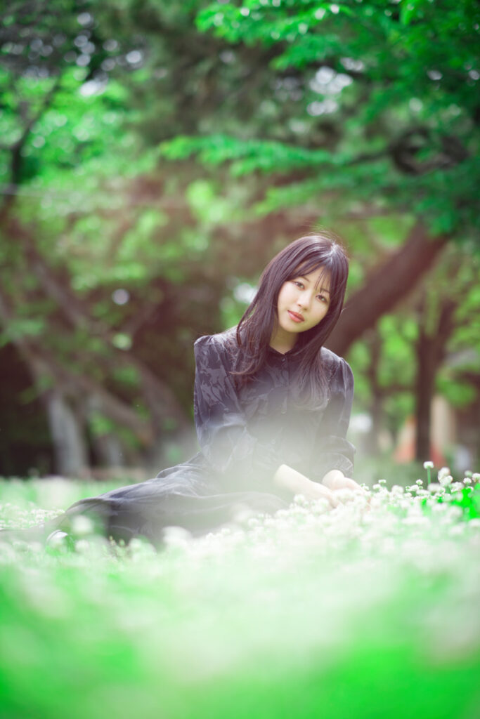逆光気味のシチュエーションで、XF56mmF1.2 Rならではの柔らかなフレアがぬぬさんを包み込む幻想的なポートレート。