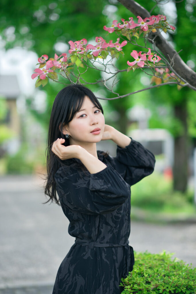 XF56mmF1.2 Rにより、風になびく髪の毛一本一本まで繊細に描写しつつ、背景を滑らかにボカした横顔カット。