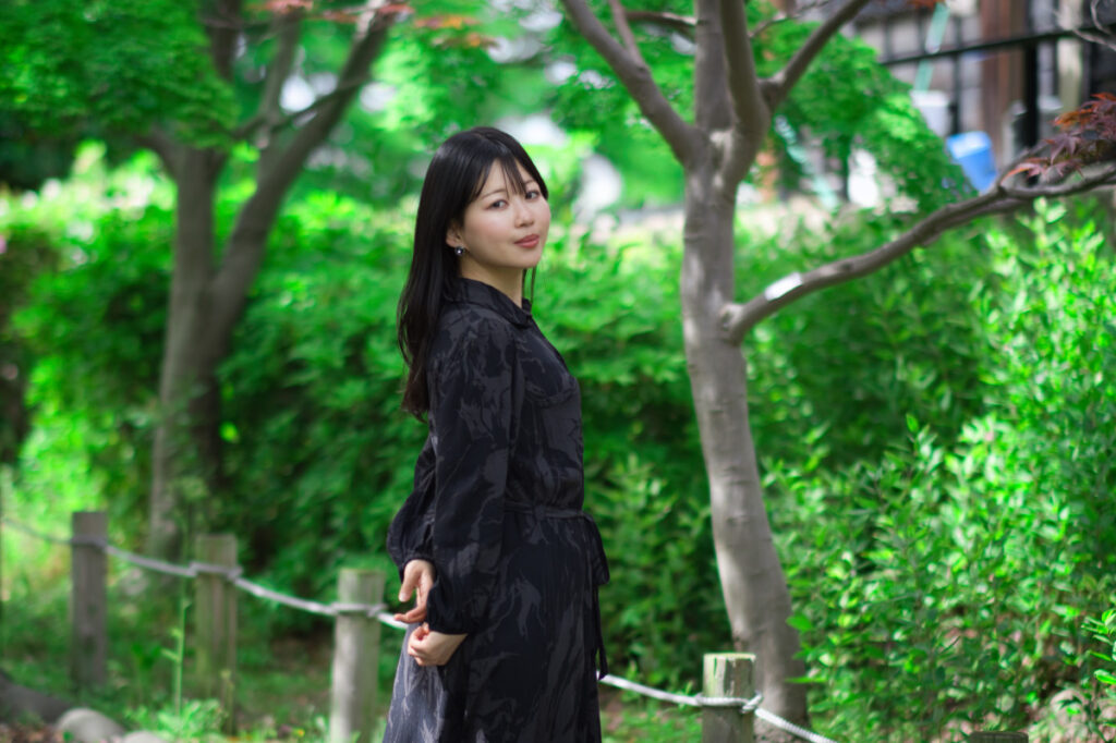 木漏れ日の影が美しく落ちる場所で、XF56mmF1.2 Rの情緒的な描写がぬぬさんのアンニュイな魅力を引き立てる写真。