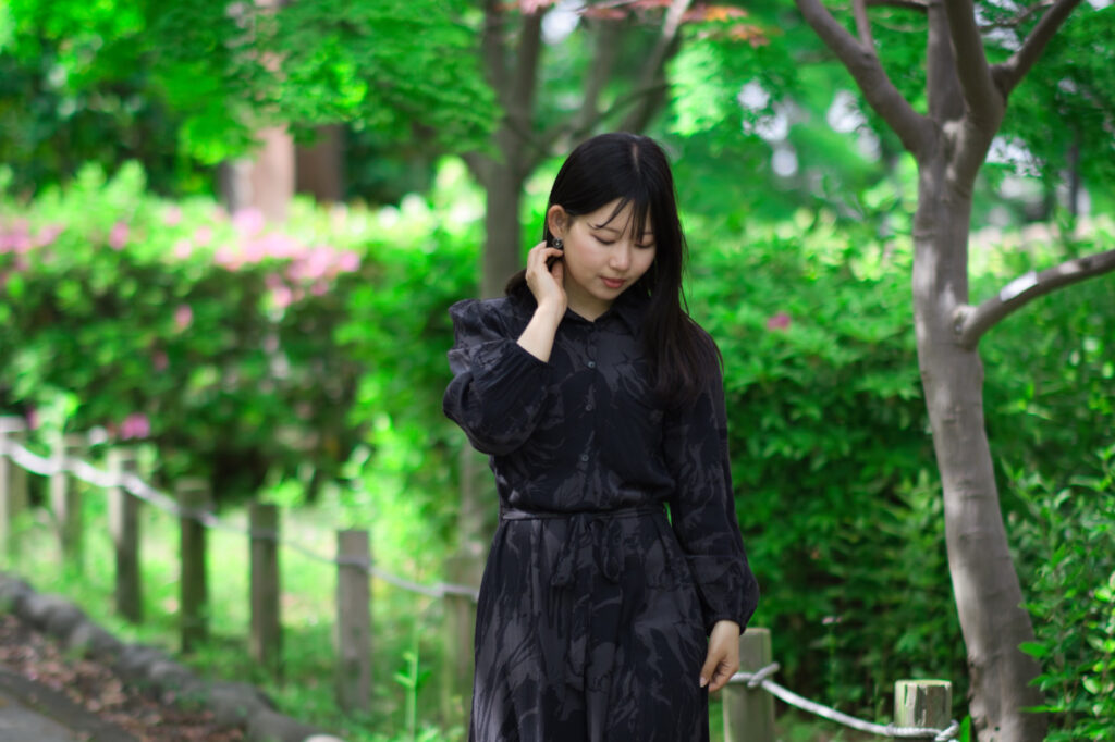 フジノンレンズ XF56mmF1.2 Rで瞳に精密なピントを合わせ、背景を完全に溶かして被写体を際立たせたアップショット。