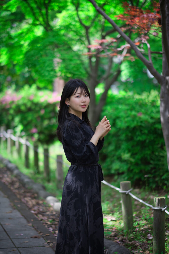 緑豊かな小道で、XF56mmF1.2 Rの素直なボケ味を背景に、ふとした瞬間に振り向くぬぬさんの自然な表情。
