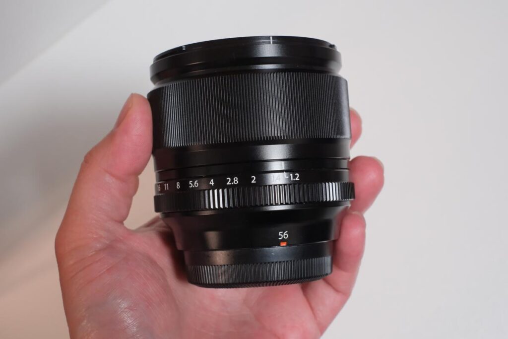 XF56mmF1.2 Rを手に持った写真。