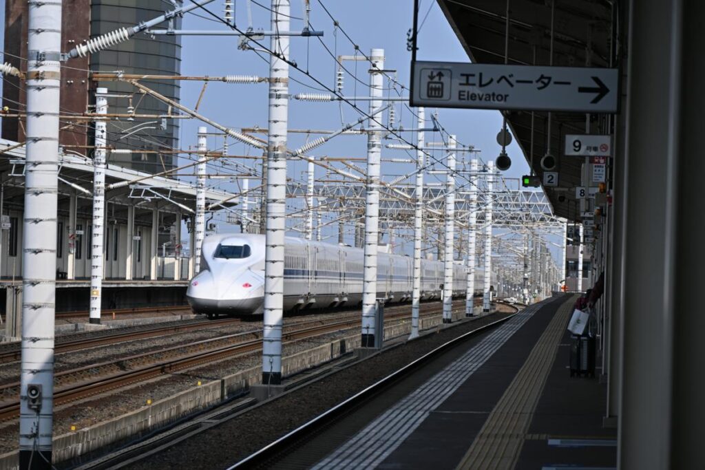 新幹線ホームに入線してくる、JR東日本の新幹線（E5系・E6系連結車両）をNikon Z50IIで撮影した写真。