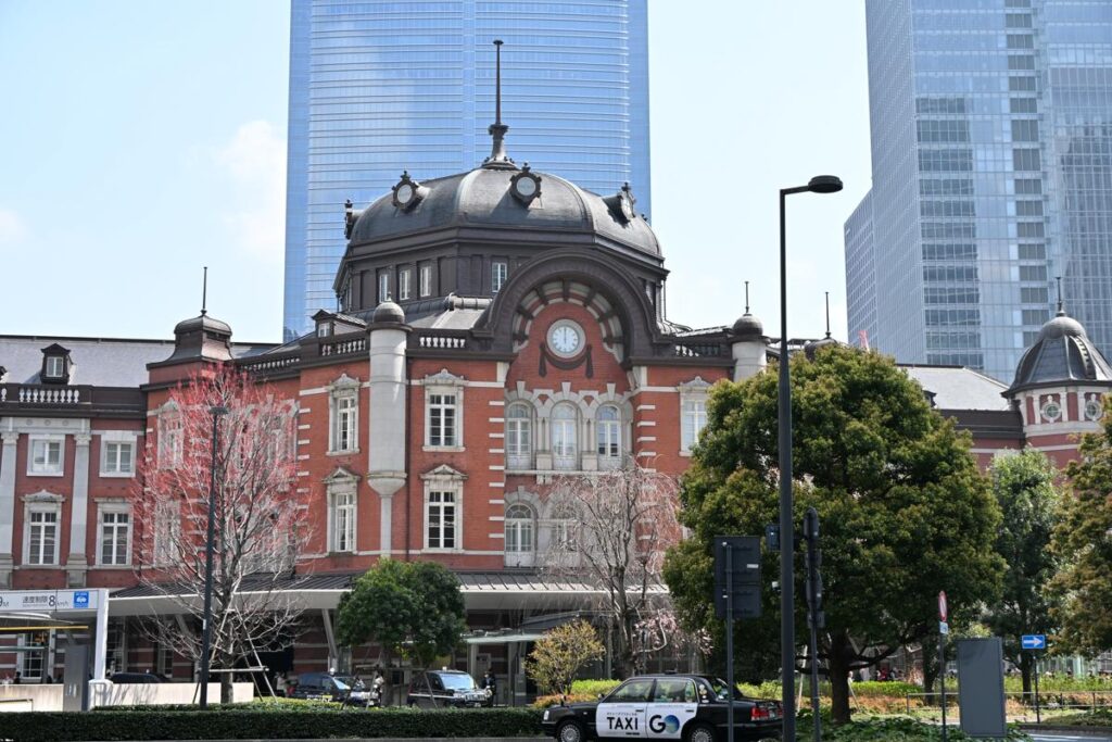 青空の下に立つ、歴史ある東京駅丸の内駅舎（赤レンガ）をNikon Z50IIで撮影した写真。