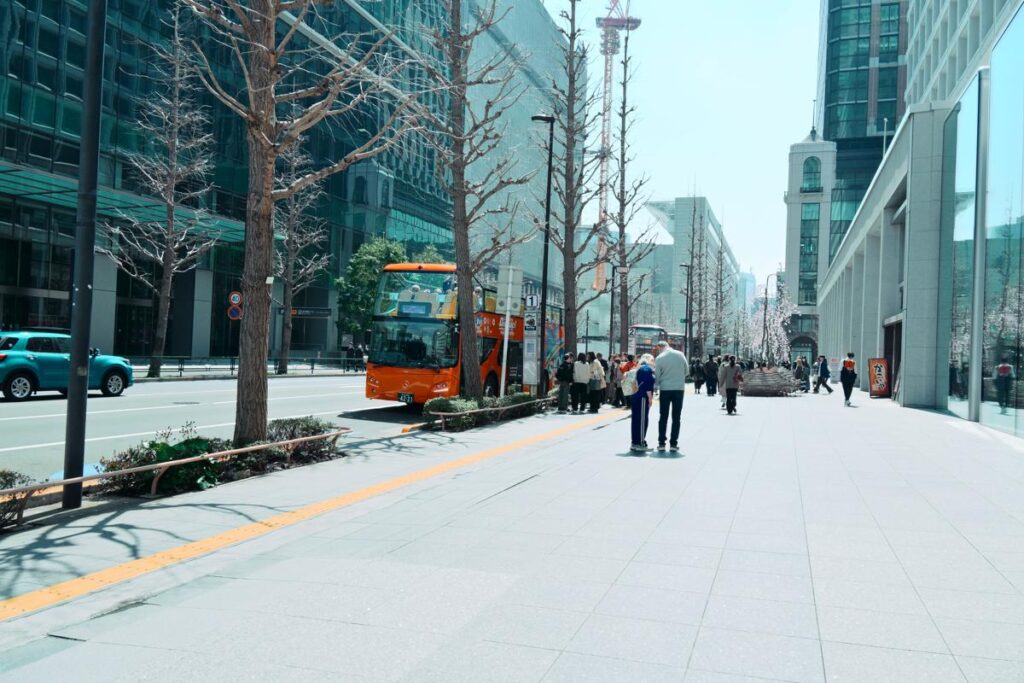 日比谷周辺の街角で、2階建てバスをNikon Z50IIで撮影。