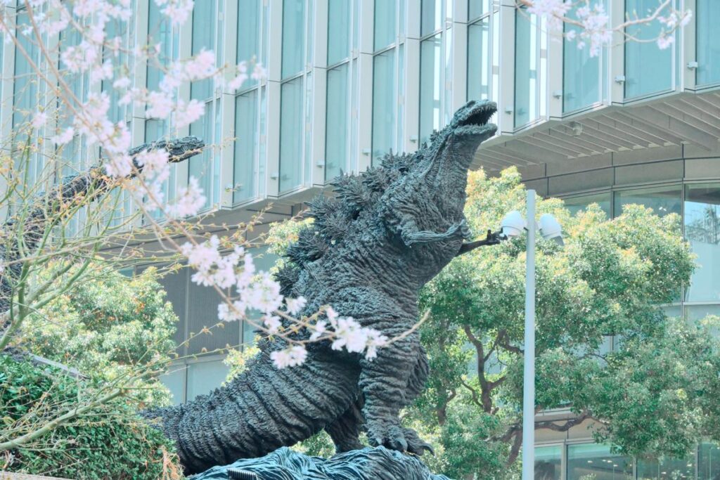 日比谷の東京ミッドタウン前にある、ゴジラ像（「日比谷ゴジラスクエア」）をNikon Z50IIで撮影した写真。