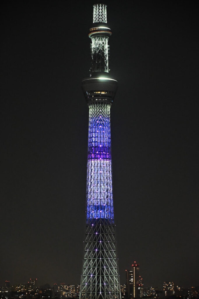 ホテルの部屋の窓から、美しくライトアップされた東京スカイツリー（夜景）をNikon Z50IIで撮影した写真。