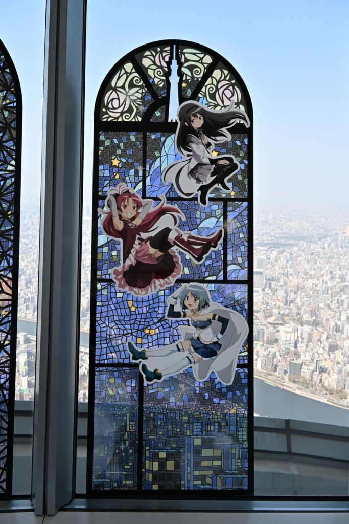 東京スカイツリーの展望台（天望回廊）のガラス張りの通路と、外の景色をNikon Z50IIで撮影した写真。