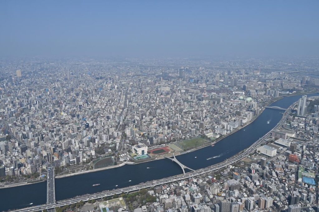 東京スカイツリーの展望台で、窓の外に広がる関東平野の絶景をNikon Z50IIで撮影した写真。