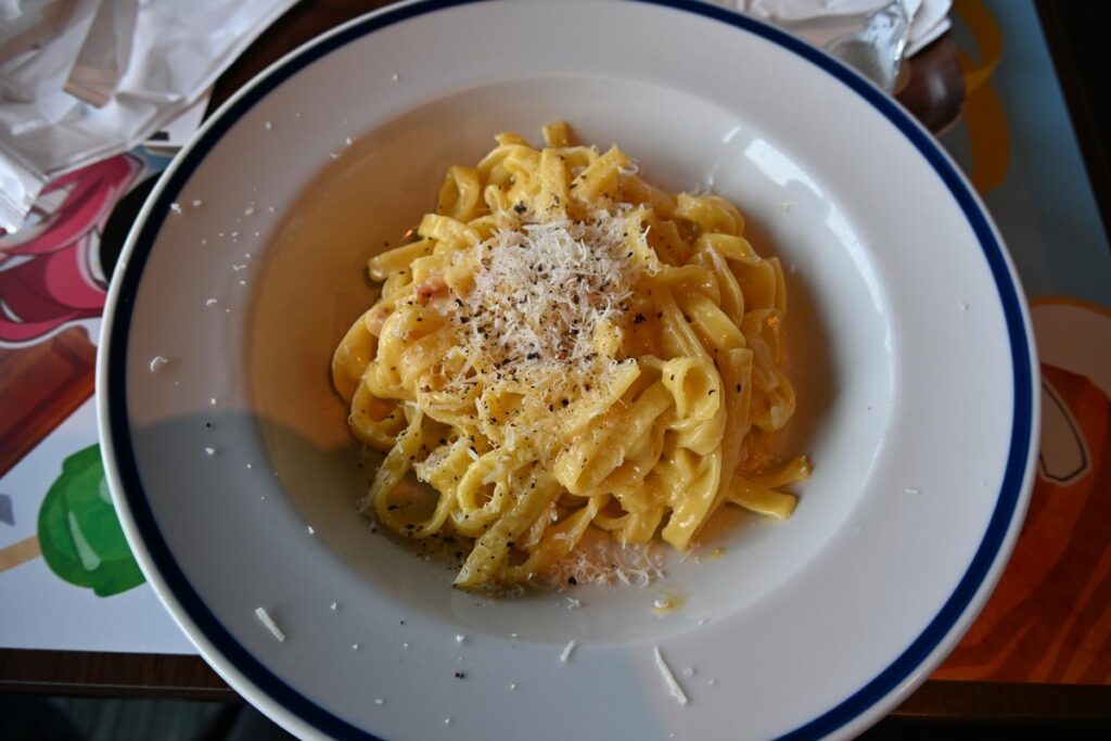東京スカイツリーの展望レストランで提供された、美味しそうなカルボナーラパスタをNikon Z50IIで撮影した写真。