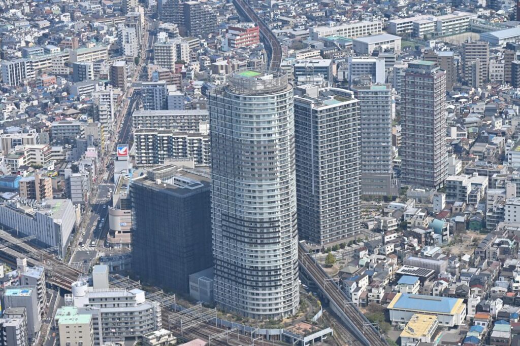 東京スカイツリーの展望レストランから見下ろす、墨田区方面の街並みと荒川をNikon Z50IIで撮影した写真。