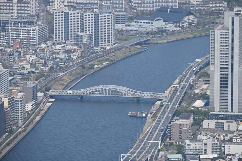 東京スカイツリーの展望レストランから見下ろす、墨田区方面の街並みと荒川をNikon Z50IIで撮影した写真。