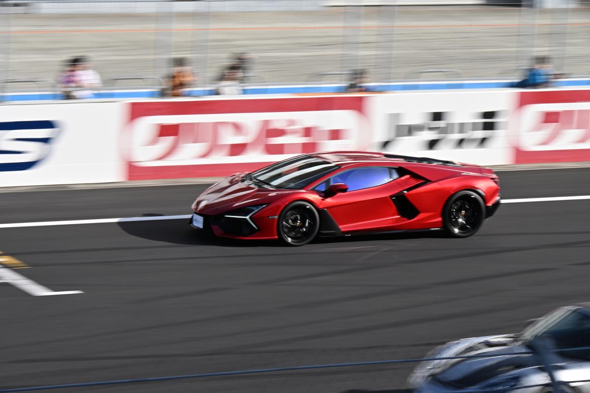 富士スピードウェイのメインストレートを背景に、Nikon Z50IIの「乗り物認識AF」を使用して撮影されたスーパーカーの流し撮り写真