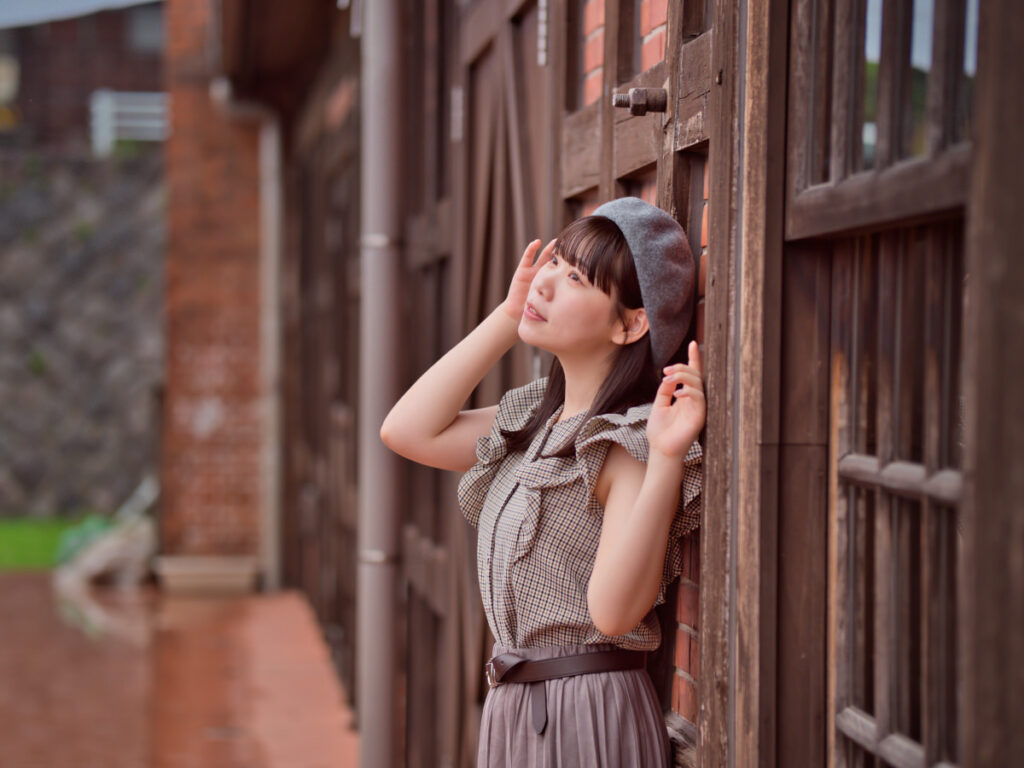 カラーハーモニー機能で赤レンガの温もりとモデルの肌の血色感をシンクロさせた現像作品