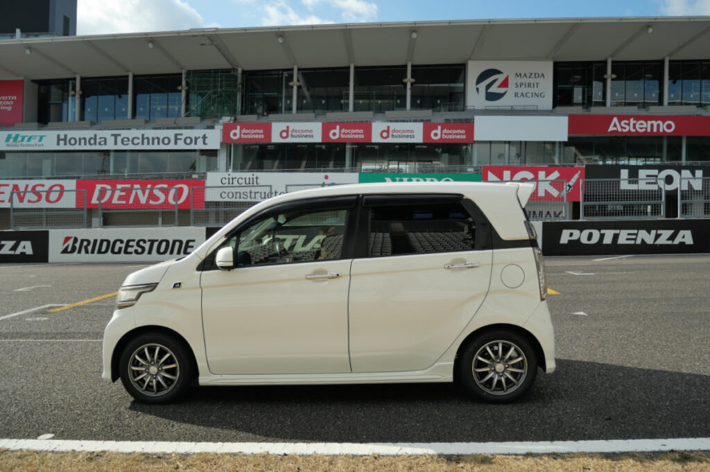 鈴鹿サーキットに停車するホンダ N-WGN