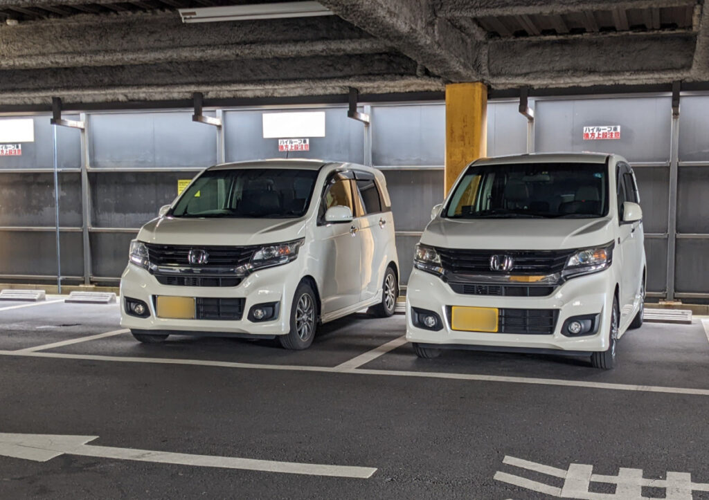 駐車場で同じモデルと並んだ2台のホンダ N-WGNカスタム