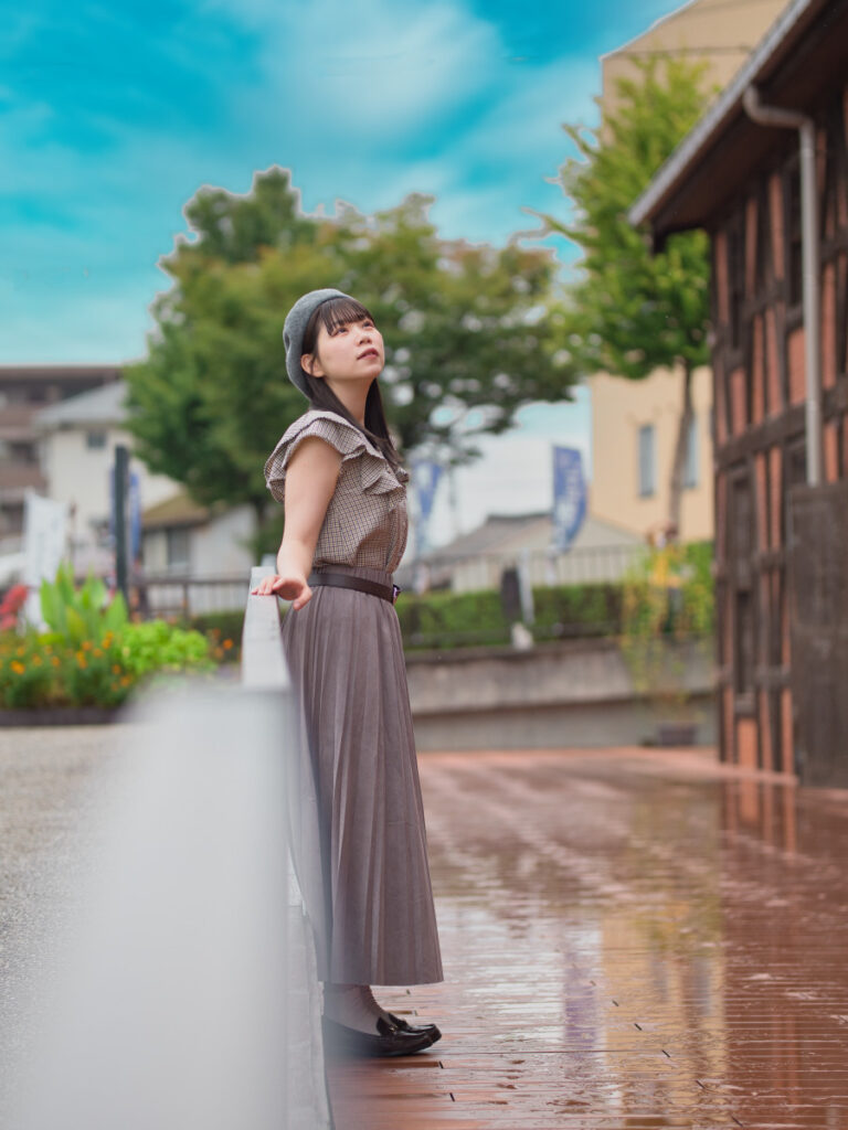 半田赤レンガ建物の白い曇り空を、Luminar NeoのスカイAIで青空と白い雲へと違和感なく置き換えたポートレート写真