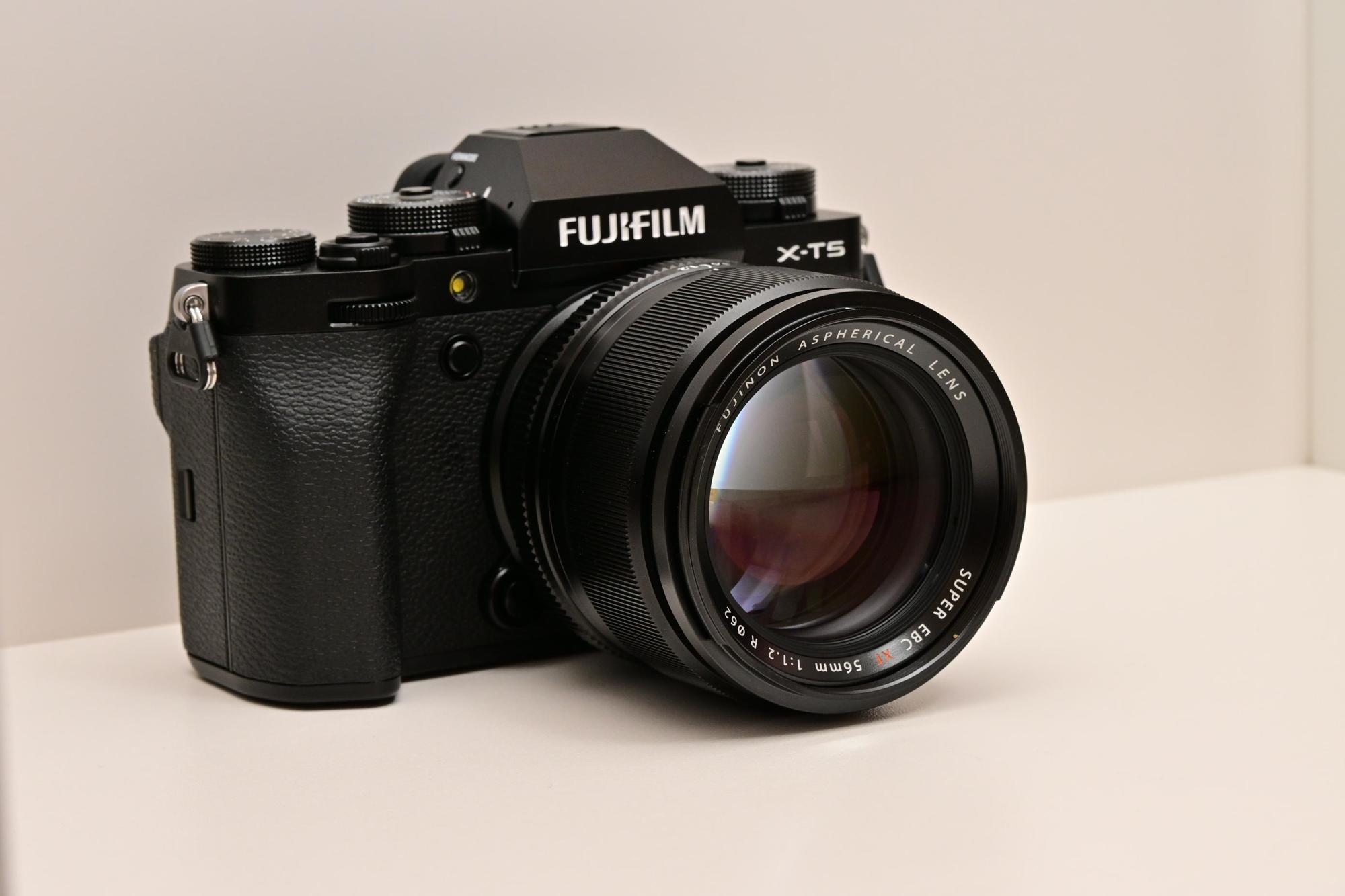 FUJIFILM X-T5のボディとFUJINON 56mm F1.2の組み合わせ