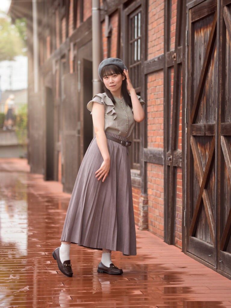 立つモデルの石原ゆめのさんに、Luminar Neoで生成した自然な太陽光線が降り注ぐドラマチックな現像例