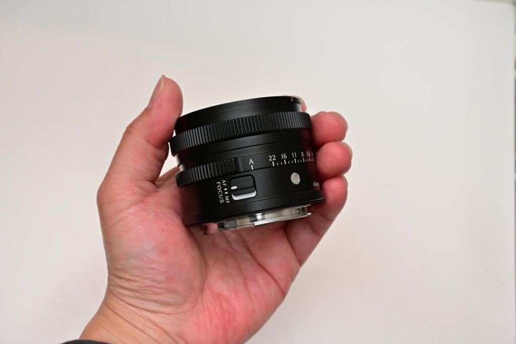 SIGMA 45mm F2.8 DG DNを手に持った感じ