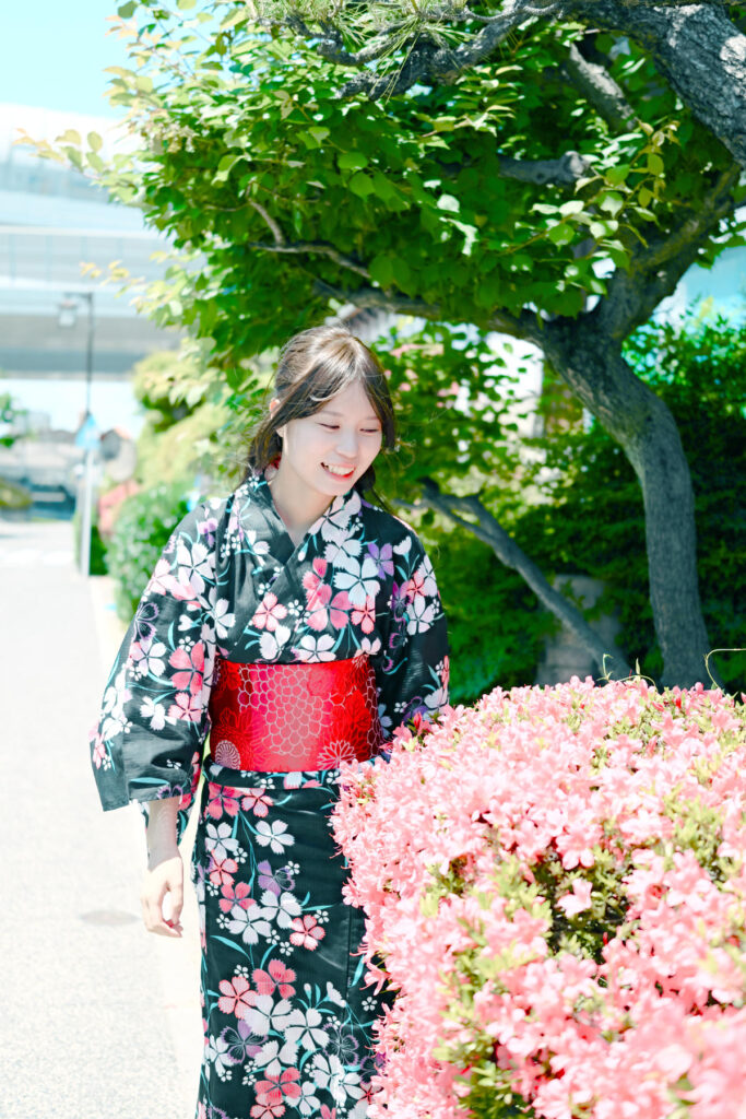日差しの中でツツジに、笑むみゆきさんの爽やかな一枚